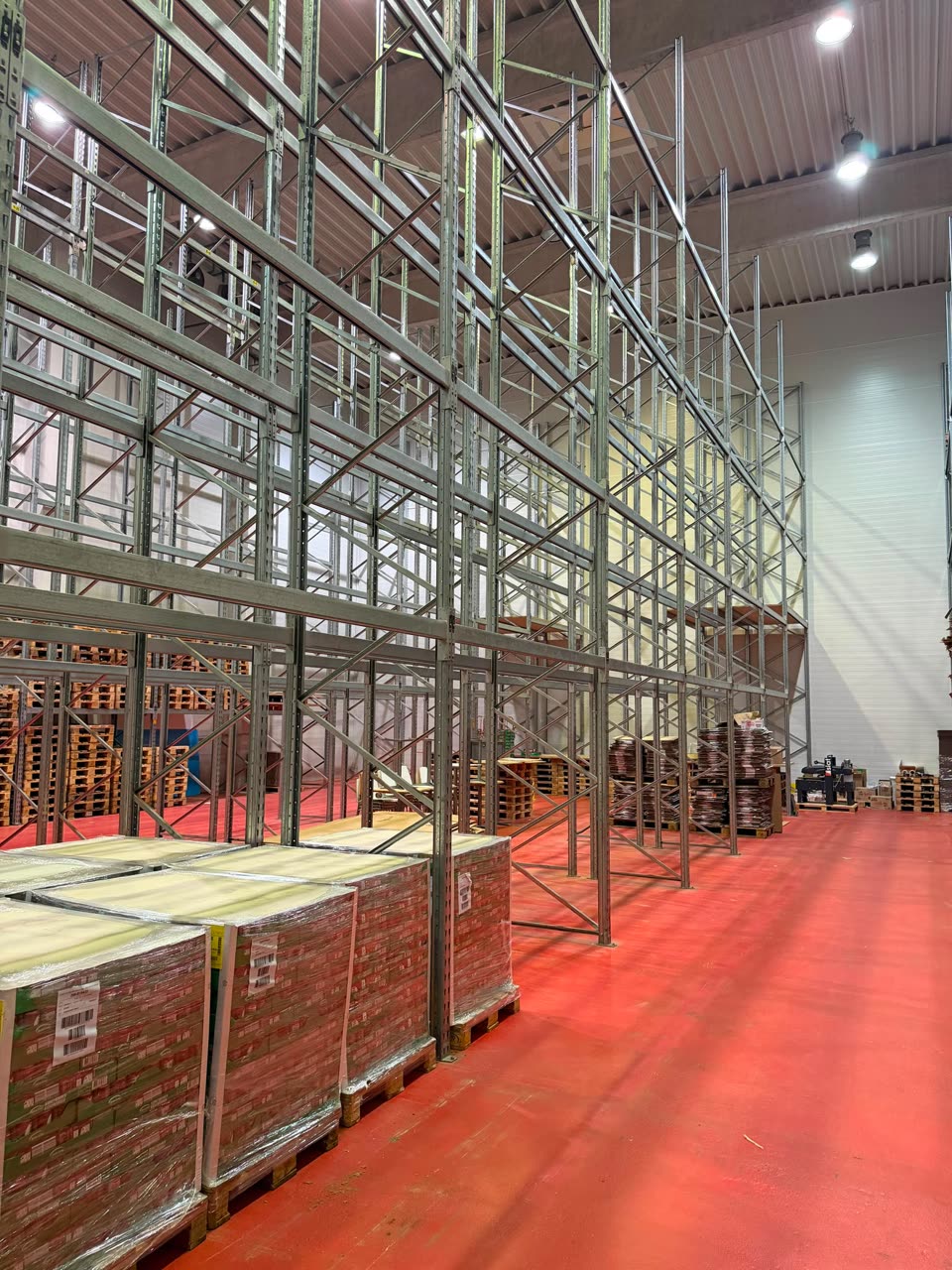 Hochregale mit eingelagerter Palettenware in der CLS-Halle