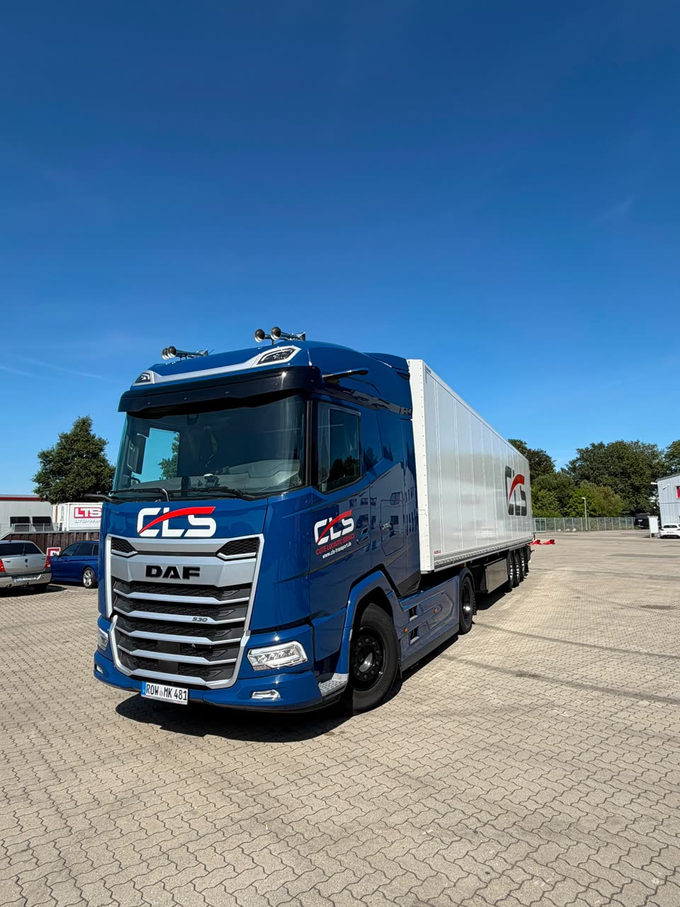 Blauer DAF-Sattelzug der CLS von vorn