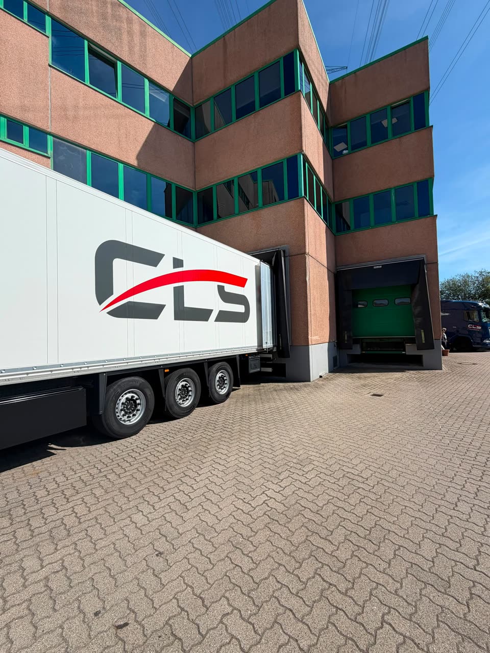 CLS-Auflieger an der Laderampe der Halle