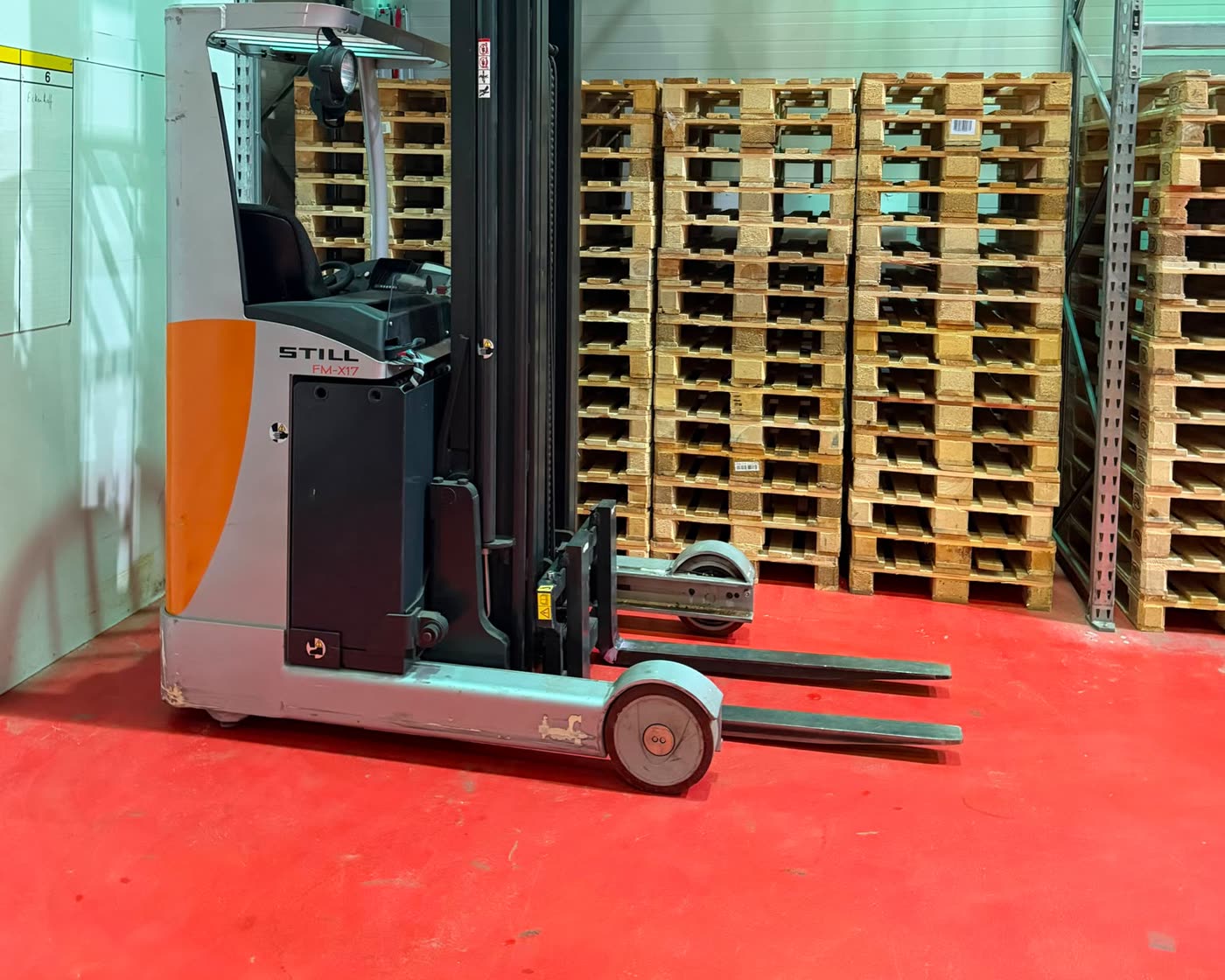 Schubmaststapler vor Palettenregalen in der CLS-Halle